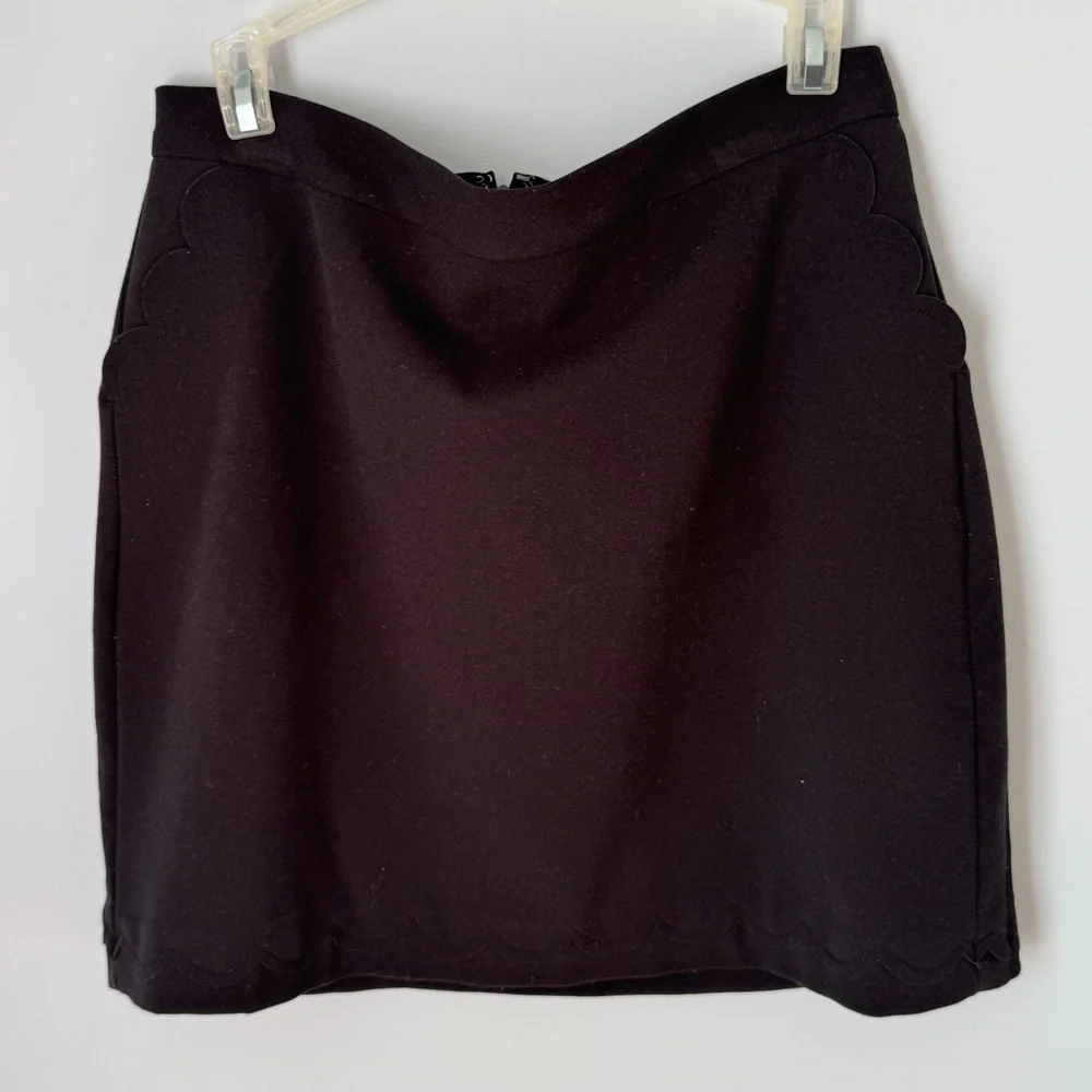 Banana Republic Black Scalloped Mini Skirt Size 8